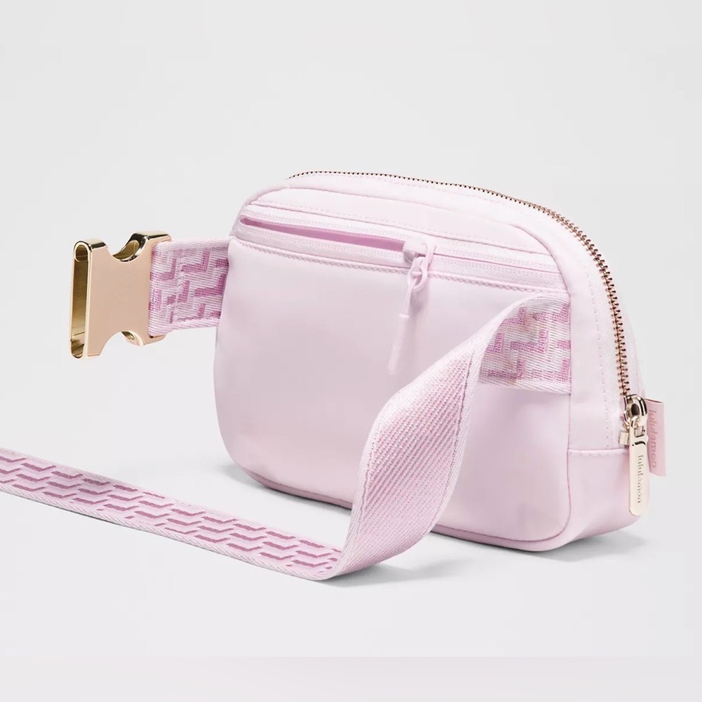 🆕 LULULEMON Everywhere Belt Bag 1L L Monogram Metallic NWT Blissful Pink/Gold - Picture 4 of 6